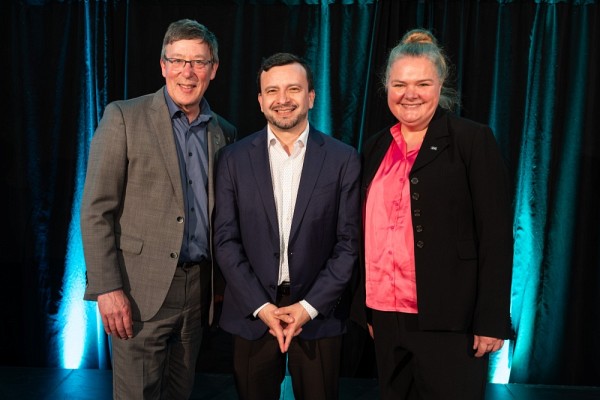 L'&eacute;tudiant Carlos Andres Celis Preciado,&nbsp;co-auteur de la publication r&eacute;compens&eacute;e, a repr&eacute;sent&eacute; le professeur Simon Couillard, absent de la c&eacute;r&eacute;monie. On le voit en compagnie&nbsp;du recteur, le professeur Jean-Pierre Perreault, et de la vice-rectrice &agrave; la recherche, la professeure Anne Lessard.