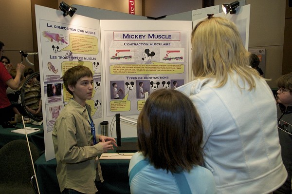 &Eacute;douard Caron-Duval &agrave; l'Expo-sciences Bell 2009, explique &agrave; des visiteurs son projet devant l'objectif de son p&egrave;re.
