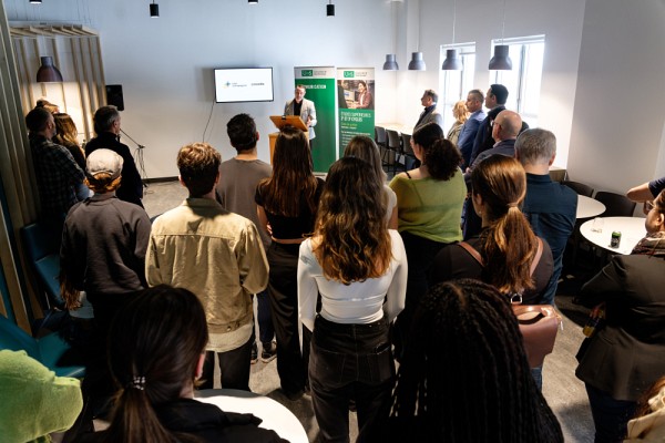 Plusieurs &eacute;tudiantes et &eacute;tudiants en communication marketing &eacute;taient pr&eacute;sents lors de l'annonce de ce partenariat.