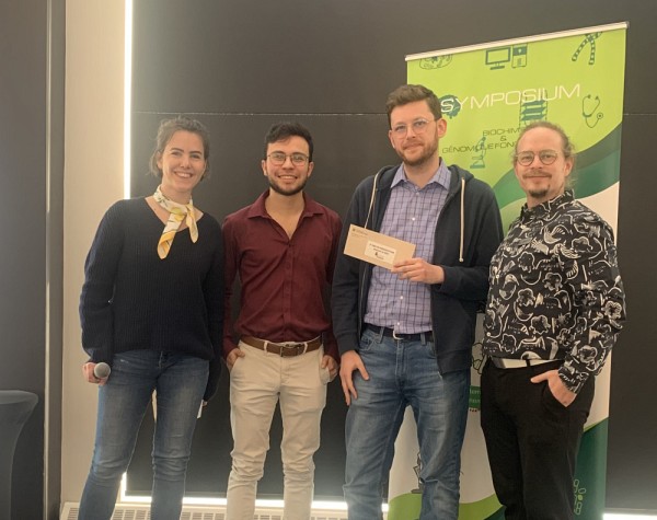 R&eacute;cipiendaires du 3e prix ex-aequo : Jean Vencic et Pablo Valderrama-Carmona, accompagn&eacute;s du repr&eacute;sentant de NEB ainsi que de notre invit&eacute;e L&eacute;a Kaufmann