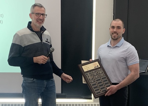 R&eacute;cipiendaire du Prix Pierre-Chailler : Olivier Dionne, accompagn&eacute; du Pr Xavier Roucou directeur du d&eacute;partement