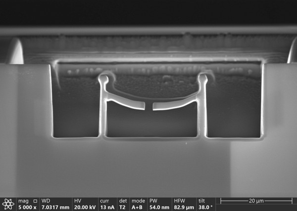 La coupure de ruban officielle s'est faite symboliquement &agrave; partir du microscope &eacute;lectronique en transmission.&nbsp;