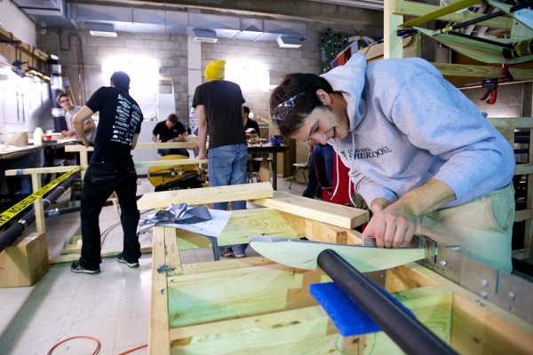 La charge de travail a &eacute;t&eacute; r&eacute;partie entre les 12&nbsp;membres du projet qui se sont divis&eacute; le travail selon les 4&nbsp;grands sous-syst&egrave;mes&nbsp;: les ailes, la section du fuselage, les contr&ocirc;les et le syst&egrave;me de propulsion.
