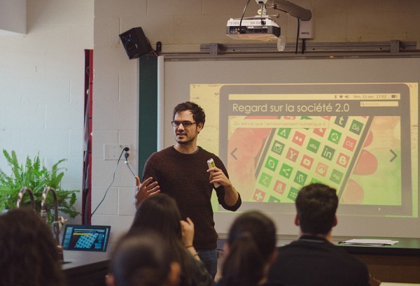 Charles-Antoine Barbeau-Meunier,&nbsp;&eacute;tudiant au double doctorat en m&eacute;decine et en neuroimagerie, lors d'un atelier Autod&eacute;fense num&eacute;rique.&nbsp;(Photo prise avant l'entr&eacute;e en vigueur des mesures de distanciation)