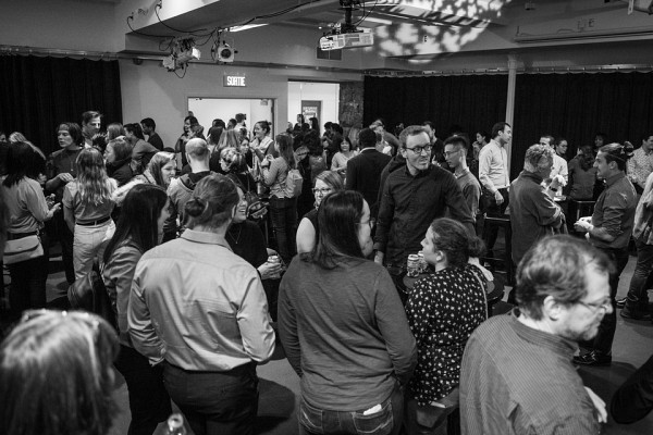 Coquetel qui a suivi la soir&eacute;e PAINtalks.&nbsp;(Photo prise avant l'entr&eacute;e en vigueur des mesures de distanciation)