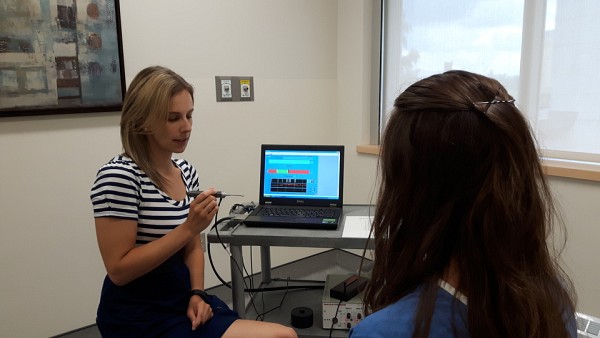 Marie-Pierre Cyr, candidate au doctorat en sciences de la sant&eacute;.&nbsp;(Photo prise avant l'entr&eacute;e en vigueur des mesures de distanciation)