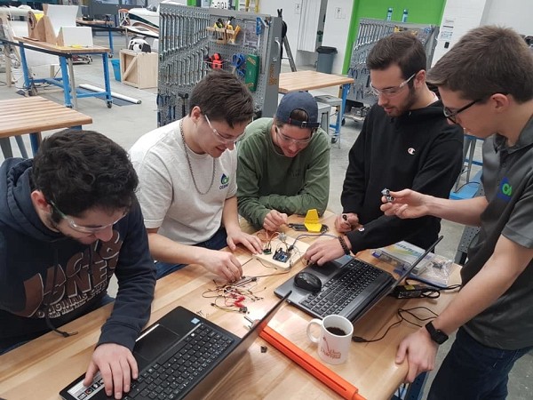 Les membres du projet OZERO en action.&nbsp;(Photo prise avant l'entr&eacute;e en vigueur des mesures de distanciation)