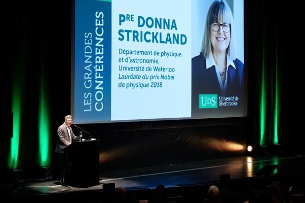 Le Pr Jean-Pierre Perreault, vice-recteur &agrave; la recherche et aux &eacute;tudes sup&eacute;rieures, a pr&eacute;sent&eacute; la scientifique lors de son passage &agrave; l'UdeS