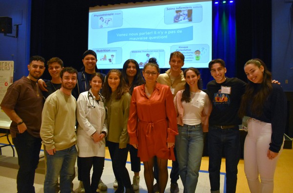 L&rsquo;&eacute;quipe organisatrice du projet Voie sciences sant&eacute; Mont&eacute;r&eacute;gie accompagn&eacute;e des animateurs des stands d&rsquo;information.