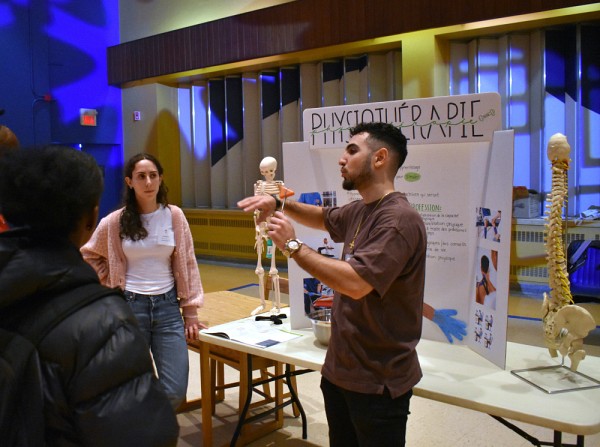 Des animatrices et animateurs ont notamment montr&eacute; aux jeunes des man&oelig;uvres d&rsquo;examen physique et discut&eacute; avec eux des mythes et r&eacute;alit&eacute;s entourant les professions et les &eacute;tudes en sciences de la sant&eacute;.