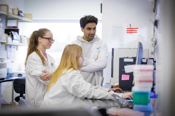 Anne-Marie Landry-Voyer, assistante de recherche et&nbsp;Zabihullah Mir Hassani, &eacute;tudiant pr&eacute;doctoral de 3e cycle&nbsp;ont particip&eacute; &agrave; la r&eacute;daction de l&rsquo;article scientifique publi&eacute; dans PNAS. Fr&eacute;d&eacute;rique Goulet, &eacute;tudiante pr&eacute;doctoral de 2e&nbsp;cycle, continue le projet de recherche.