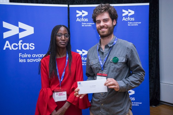 Ismelda Ou&eacute;draogo, du Secr&eacute;tariat &agrave; la promotion et &agrave; la valorisation de la langue fran&ccedil;aise, et R&eacute;mi Tavon, lors de la remise de prix de l&rsquo;Acfas.