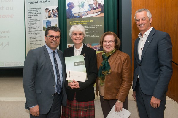 Mme Wilma Brown (2e &agrave; g.) a re&ccedil;u le prix Performa volet anglophone des mains du directeur de Performa, M. Jules B&eacute;langer (&agrave; d.), du doyen Serge Striganuk et de Mme&nbsp;Dianne Bateman, charg&eacute;e de cours et&nbsp;membre du comit&eacute; de programme anglophone. Depuis 13 ans, Mme Brown est une pionni&egrave;re du d&eacute;veloppement des programmes de formation continue dans les coll&egrave;ges anglophones Performa.