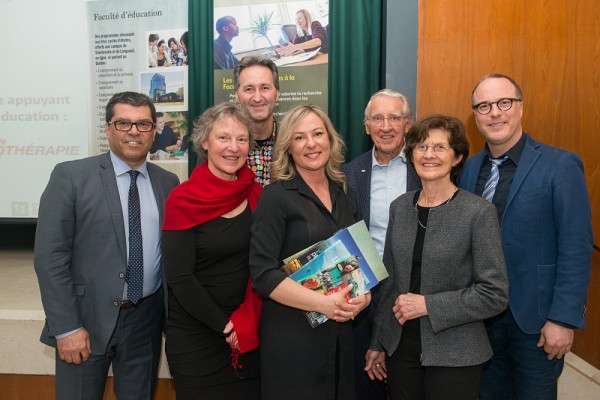 Le prix TC Transcontinental de la culture en &eacute;ducation a &eacute;t&eacute; remis &agrave; M. Mario Tr&eacute;panier (1er &agrave; l'arr.), directeur, et &agrave; Mme Anne-Sophie Laplante (3e &agrave; g.), charg&eacute;e de mise en march&eacute;, d&eacute;veloppement et programmation du Centre culturel de l'UdeS, par le&nbsp;le Pr Martin L&eacute;pine (3e &agrave; l'arr.), en compagnie du pr&eacute;sident et fondateur du groupe TC Transcontinental, M. R&eacute;mi Marcoux (2e &agrave; l'arr.) et de Mme Carmelle Marcoux (derni&egrave;re &agrave; d.). M. Tr&eacute;panier et Mme Laplante ont largement contribu&eacute; &agrave; la cr&eacute;ation du projet Passeurs culturels, de la Facult&eacute; d'&eacute;ducation.