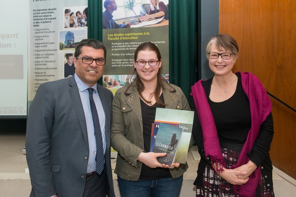 La r&eacute;cipiendaire du prix Literary Press Group d&rsquo;excellence en langue anglaise, Mme Maryse Cabana (au centre), a re&ccedil;u son prix des mains du doyen Serge Striganuk et de la Pre Lynn Thomas, du D&eacute;partement de p&eacute;dagogie.
