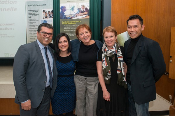 La r&eacute;cipiendaire Jane Hospes (3e), agente d'int&eacute;gration au Service de francisation du C&eacute;gep de Sherbrooke, a re&ccedil;u son prix des professeurs Patricia Dionne et Eddy Supeno, du D&eacute;partement d'orientation professionnelle, en compagnie de la directrice g&eacute;n&eacute;rale de l'Ordre des conseillers et conseill&egrave;res en orientation du Qu&eacute;bec, Mme&nbsp;Martine Lacharit&eacute; (4e),&nbsp;et du doyen Serge Striganuk.