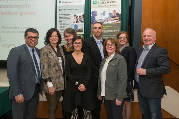 Les r&eacute;cipiendaires du prix ESSOR-AQCS - Meilleur guide : Mme Chantal Beaudry, Mme Chantal Fontaine, Mme Danielle Roy, Mme Ginette Sauv&eacute; et M. Louis Caron, de l'&Eacute;cole professionnelle de St-Hyacinthe. Ils sont accompagn&eacute;s de&nbsp;M. Andr&eacute; Lachapelle, membre du CA de l'AQCS et directeur de la Polyvalente Louis-St-Laurent (dernier &agrave; d.), de la Pre Claudia Gagnon (4e) et du doyen Serge Striganuk (1er).Le r&eacute;cipiendaire du prix Essor-AQCS - volet Meilleur espoir sera remis &agrave; M. Laurent Troie, du Centre de formation professionnelle de l&rsquo;Argile, qui ne pouvait &ecirc;tre pr&eacute;sent.