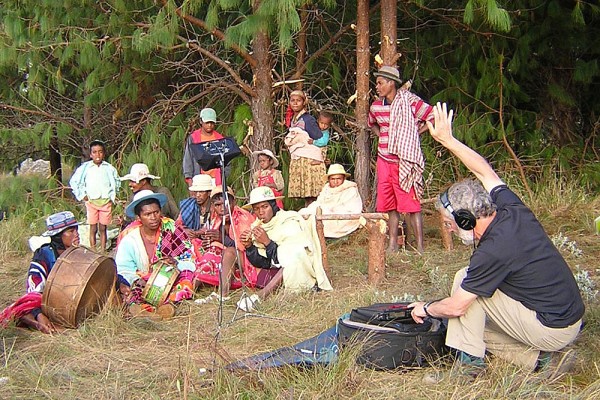 Depuis plus de 20&nbsp;ans, Francis Corpataux (&agrave; droite) enregistre des chants d'enfants du monde entier. La totalit&eacute; de la collection se retrouve aux archives du Mus&eacute;e du Quai Branly &agrave; Paris.