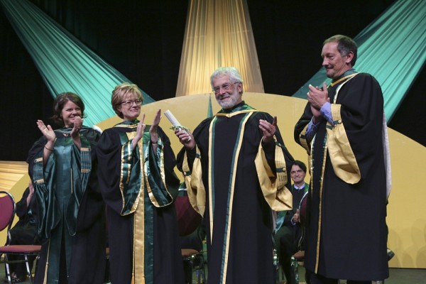 Francis Corpataux a re&ccedil;u une longue ovation du public, au rythme d'une pi&egrave;ce musicale du Chant des enfants du monde.