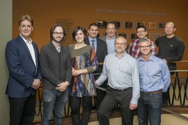 Hugo Larochelle et sa conjointe Ang&egrave;le St-Pierre entour&eacute;s de coll&egrave;gues du D&eacute;partement d'informatique de la Facult&eacute; des sciences et de repr&eacute;sentants de la Fondation de l'UdeS.
