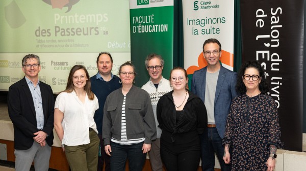 Le comit&eacute; organisateur accompagn&eacute; des professeurs, &agrave; gauche, Luc Touchette, doyen de la Facult&eacute; d'&eacute;ducation et, &agrave; droite, Martin Bisaillon, vice-recteur aux ressources humaines et au d&eacute;veloppement de la communaut&eacute;.