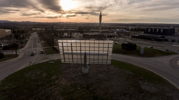Un traqueur solaire se trouve dans le rond-point du Campus principal.