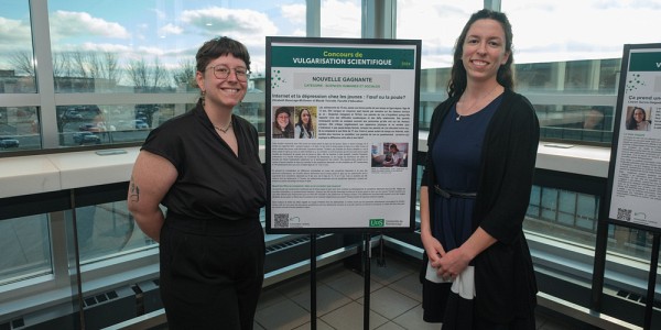 Elizabeth Beaucage-McSween (&agrave; droite) et Maude Turcotte (&agrave; gauche), coautrices de la nouvelle vulgaris&eacute;e Internet et la d&eacute;pression chez les jeunes : l'&oelig;uf ou la poule?
