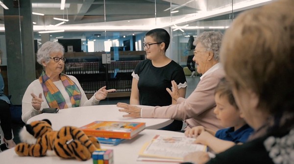 Des a&icirc;n&eacute;es interagissent avec des &eacute;l&egrave;ves, dans la vid&eacute;o de pr&eacute;sentation de Nourrir l'&eacute;change.