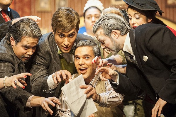 Gianni Schicci, interpr&eacute;t&eacute; par Julien Horbatuk, brandit le testament de Buoso, l'objet du vice chez la famille Donati.