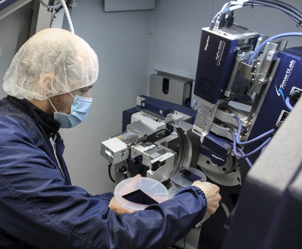 Professionnel de recherche et responsable de l'&eacute;quipement, Hubert Pelletier, saura vous accompagner dans l'op&eacute;ration du SmartLab de Rigaku.