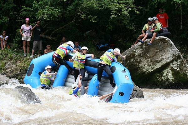 L'&eacute;quipe nationale f&eacute;minine de rafting lors du dernier championnat du monde sur la rivi&egrave;re Pacuare au Costa Rica.