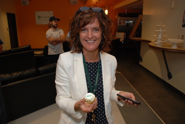 Guylaine S&eacute;vigny, coordonnatrice administrative et une des trente b&eacute;n&eacute;voles de la campagne facultaire, pose avec un mini cupcake pr&eacute;par&eacute; sp&eacute;cialement pour l&rsquo;occasion.