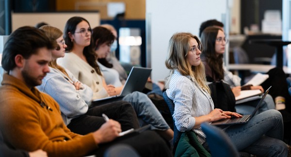 Sous l&rsquo;&oelig;il attentif des &eacute;tudiantes et &eacute;tudiants du cours BOT107, le professeur Peter Moffett explore la th&eacute;matique &laquo; Plantes des Am&eacute;riques et usages traditionnels &raquo; en mettant en lumi&egrave;re les m&eacute;canismes biologiques et les transformations g&eacute;n&eacute;tiques qui ont permis la domestication des &laquo; trois s&oelig;urs &raquo; : le ma&iuml;s, les courges et les haricots communs. &Agrave; travers cette approche, il d&eacute;voile &eacute;galement la biologie des interactions symbiotiques entre les plantes et les microbes.