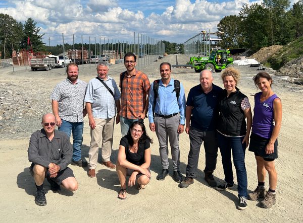 De gauche &agrave; droite : Dominic Laperle (directeur g&eacute;n&eacute;ral d&rsquo;Int&eacute;gration Construction), Mikhail Sorin (professeur au d&eacute;partement de g&eacute;nie m&eacute;canique), Mohrsen Ghaderi Zefreh (&eacute;tudiant au doctorat en g&eacute;nie m&eacute;canique), Amirmasoun Anvari (&eacute;tudiant au doctorat en g&eacute;nie m&eacute;canique), Marc Beno&icirc;t (directeur de production des Serres St-&Eacute;lie), M&eacute;lanie Gr&eacute;goire (directrice g&eacute;n&eacute;rale des Serres St-&Eacute;lie), V&eacute;ronique Chass&eacute; (directrice de production aux Serres St-&Eacute;lie), James Christopher Reddick (professionnel de recherche en g&eacute;nie m&eacute;canique) et Marie-Jos&eacute;e Colbert (GPA)