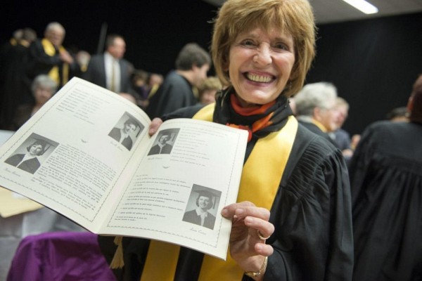 Louise Couture montre l'album des finissants de la promotion 1964.