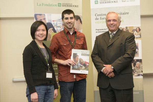 Prix d'excellence pour l'essai - Pre Jie He, directrice d'essai, MM. Jean-Philippe Boyer, r&eacute;cipiendaire et Michel Montpetit.