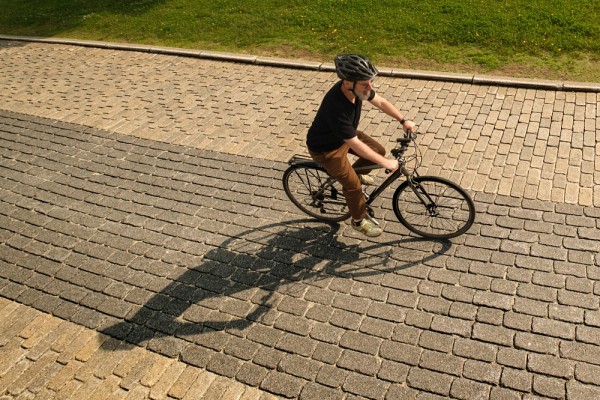 &laquo; Trier nos d&eacute;chets, choisir le v&eacute;lo plut&ocirc;t que la voiture ou encore sensibiliser nos proches&hellip; on peut avoir l&rsquo;impression que le faire &agrave; une sph&egrave;re individuelle ne va pas changer le monde. Mais, en r&eacute;alit&eacute;, si chacune ou chacun de nous le fait, &ccedil;a peut amener un changement plus global &raquo;, explique avec enthousiasme Amina.