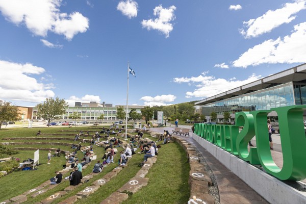 La communaut&eacute; &eacute;tudiante appr&eacute;cie le milieu d'&eacute;tudes et de vie exceptionnel que repr&eacute;sente l'UdeS.