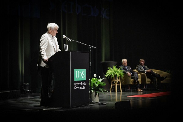 Pr Dorion, doyen de la FMSS, Dr Mauril Gaudreault, pr&eacute;sident du Coll&egrave;ge des m&eacute;decins du Qu&eacute;bec, et Pr Jean-Pierre Perreault, recteur de l&rsquo;UdeS, ainsi que les finissantes et finissants applaudissent les proches qui les ont encourag&eacute;s tout au long de leur parcours