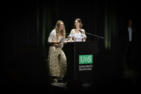 Camille Boileau et Laurence Boudreau prononcent le discours des personnes repr&eacute;sentantes de cohorte en m&eacute;decine de famille.