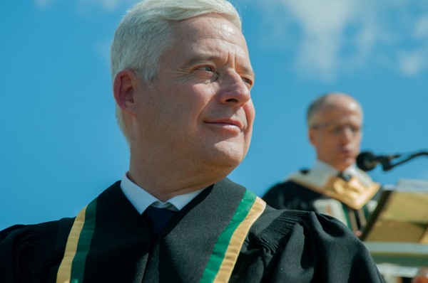 L'UdeS a octroy&eacute; un doctorat honoris causa &agrave; Charles Tisseyre, pour son apport &agrave; la soci&eacute;t&eacute; par la vulgarisation et la diffusion de la science.