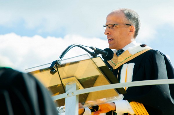C'est avec fiert&eacute; que le recteur Pierre Cossette s&rsquo;est adress&eacute; aux nouveaux dipl&ocirc;m&eacute;s.