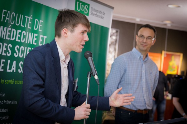 &Eacute;mile Breault, &eacute;tudiant b&eacute;n&eacute;ficiaire d&rsquo;une bourse, et Martin Bisaillon, secr&eacute;taire facultaire et vice-doyen &agrave; la vie &eacute;tudiante et au d&eacute;veloppement durable.&nbsp;