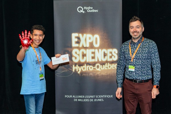 Antoine Gigu&egrave;re,&nbsp;directeur des affaires &eacute;tudiantes et secr&eacute;taire de facult&eacute;, remet 200 $ &agrave;&nbsp;Mateo Jarquin&nbsp;de l'&eacute;cole secondaire r&eacute;gionale Alexander Galt&nbsp;pour son projet&nbsp;Need a Hand With That?.