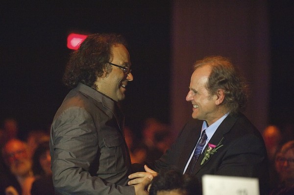 Jos&eacute;lito Michaud est venu faire un t&eacute;moignage surprise &agrave; son ami Donald Thompson, nomm&eacute; ambassadeur 2011 de la Facult&eacute; de th&eacute;ologie et d'&eacute;tudes religieuses.