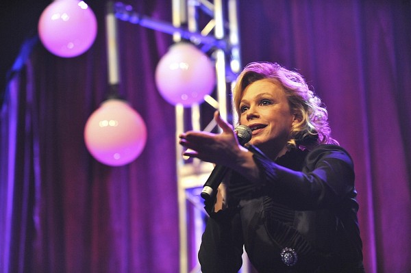 Martine St-Clair est venue interpr&eacute;ter son succ&egrave;s &laquo; L'amour est dans tes yeux &raquo; pour clore la soir&eacute;e.