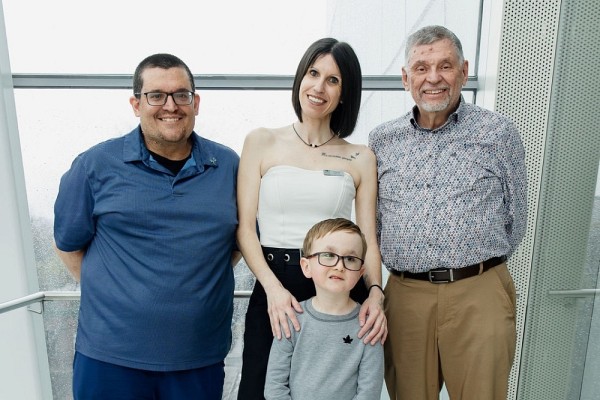 Gabrielle Labont&eacute;, directrice g&eacute;n&eacute;rale de l&rsquo;Association de la neurofibromatose du Qu&eacute;bec (ANFQ), entour&eacute;e de personnes vivant avec la maladie (de gauche &agrave; droite) : &Eacute;ric D&eacute;cary, Rapha&euml;l Gagn&eacute; et Yves D&eacute;cary.