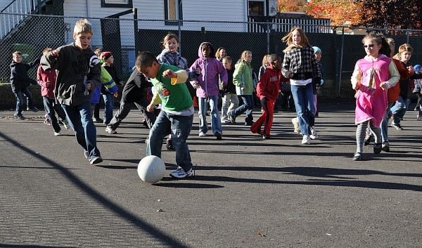 Le programme pr&eacute;voit des activit&eacute;s int&eacute;rieures et ext&eacute;rieures et m&ecirc;me dans les parcs du voisinage.