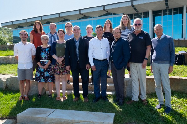 Le comit&eacute; organisateur du 88e Congr&egrave;s de l'Acfas, form&eacute; d'Alexandre Jay, Martine Lafleur, Anne Beaulieu, Jean-Pascal Lemelin, Jean-Pierre Perreault, Olivier Bouffard, Miles Turnbull et Jacques Joly (rang&eacute;e avant) et d'Annie Dionne, Philippe Sarret, Jade Savage, Patricia Fournier, Julie Fr&eacute;dette et Alexandra Bouchard (rang&eacute;e arri&egrave;re).