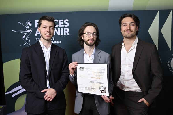 Samuel Hamelin, Guillaume B&eacute;land, et Gabriel Grondin pour le projet RL A&eacute;rospatial, r&eacute;cipiendaire d&rsquo;une bourse FA+ de la cat&eacute;gorie AVENIR Sciences et technologies.